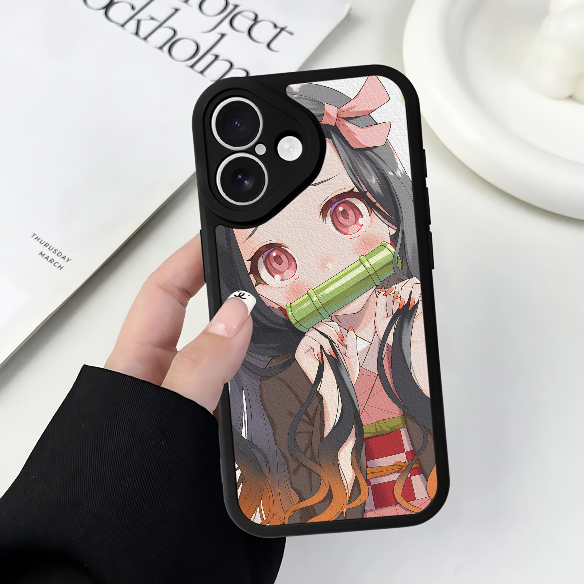 （画像用） 鬼滅の刃（きめつのやいば）竈門 禰󠄀豆子／かまど ねずこ Kamado Nezuko 【iPhone 16シリーズ対応】シリコンスマホケース（レザー調） 材質：シリコン